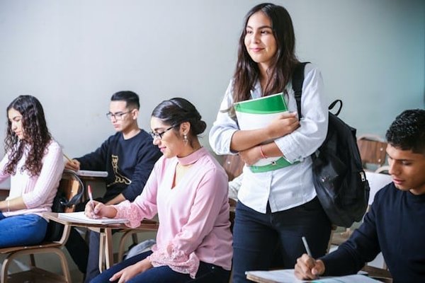 Comment les écoles de commerce peuvent-elles intégrer des cours sur le développement durable dans leur cursus ?