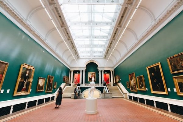 Quelles méthodes les musées d'art contemporain peuvent-ils utiliser pour engager les jeunes adultes dans l'art moderne ?