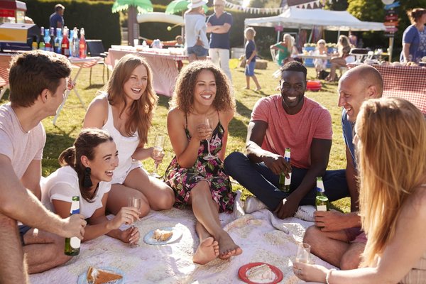 Comment organiser une fête d'anniversaire à thème pour enfants à la maison, avec des idées créatives et abordables ?